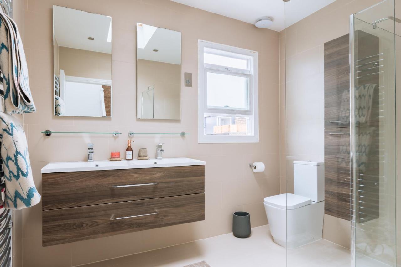 Luxury And Bright Bedrooms In Queens Park Лондон Екстериор снимка